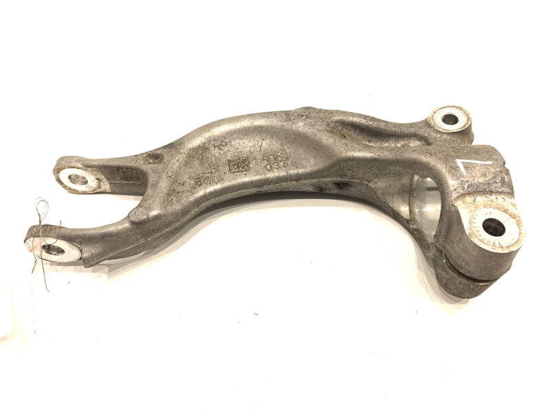 Rameno uchycení tlumiče levé Audi A4 B9 (8W2, 8WC) 2015 - 2022 8W0413037