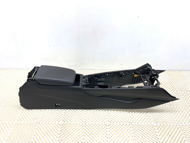 Loketní opěrka Audi A5 (F53, F5P) 2016 - 2022 8W1863241A