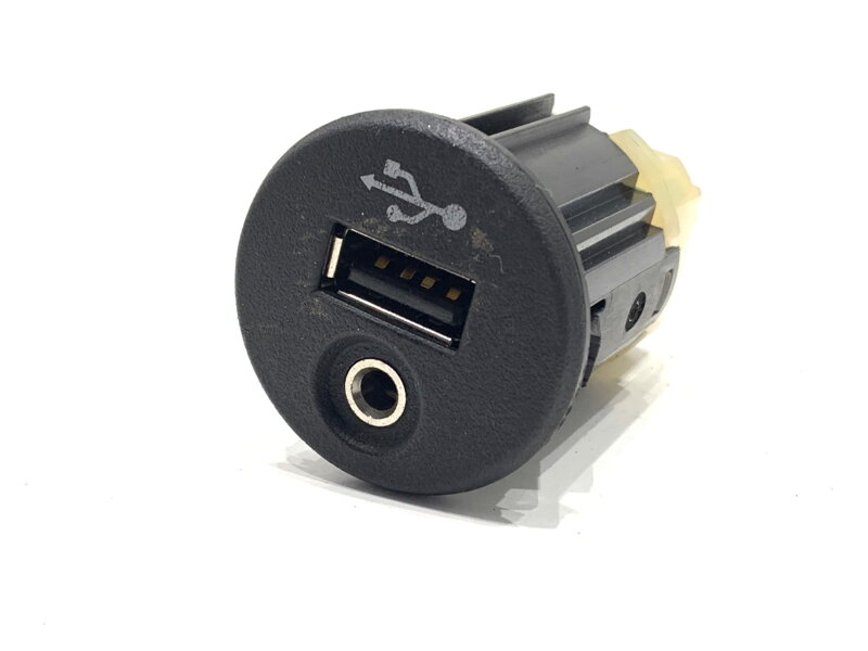 Zásuvka / uložení USB Nissan Juke (F15) 2010 - 2022
